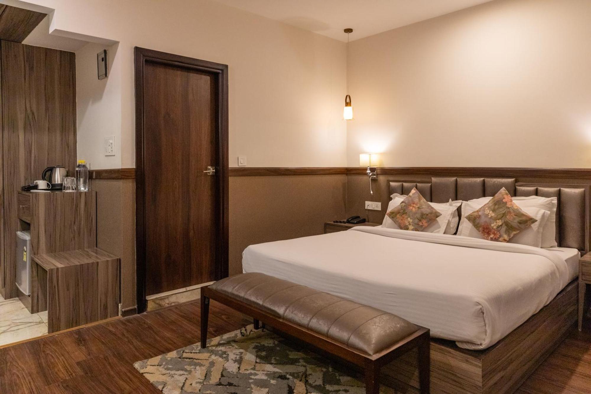 Hotel Alaya デヘラードゥーン エクステリア 写真